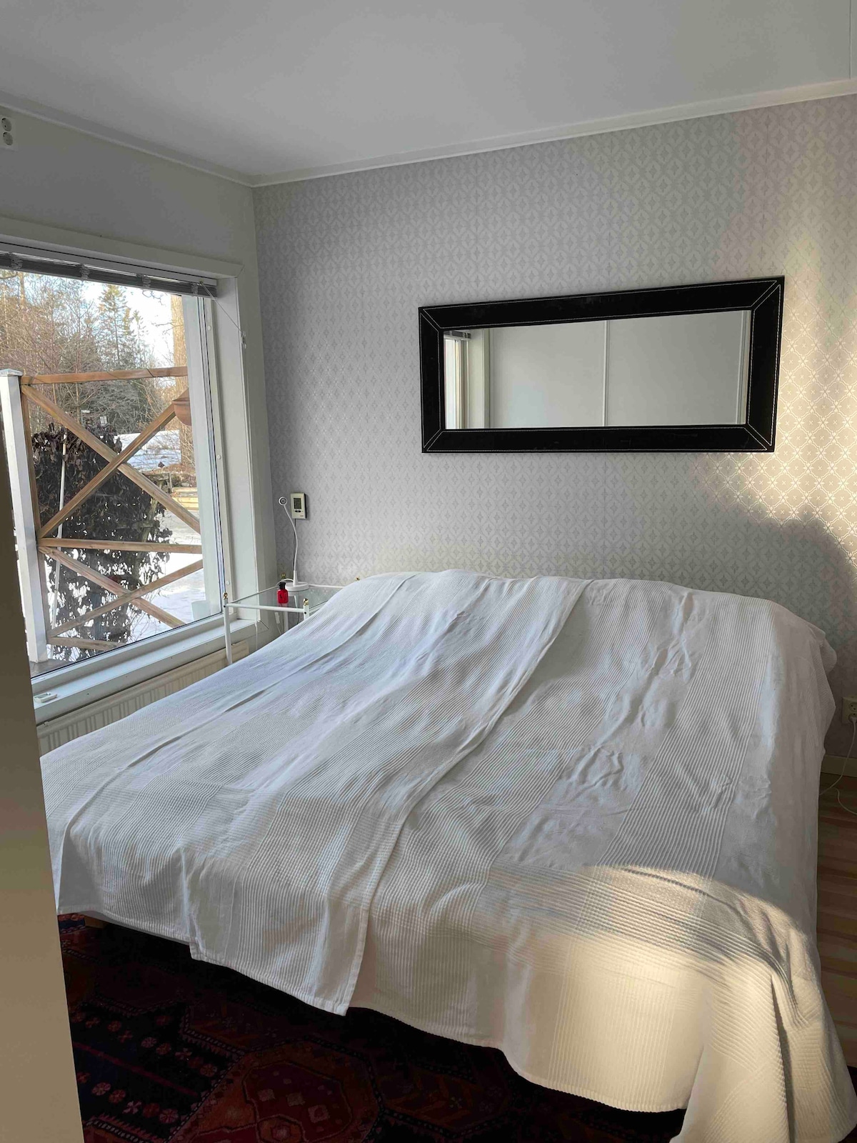 El dormitorio principal con lugar para dos. Al entrar en la casa, esta habitación está en el extremo derecho. Tiene una puerta a la terraza trasera con comedor y pabellón.