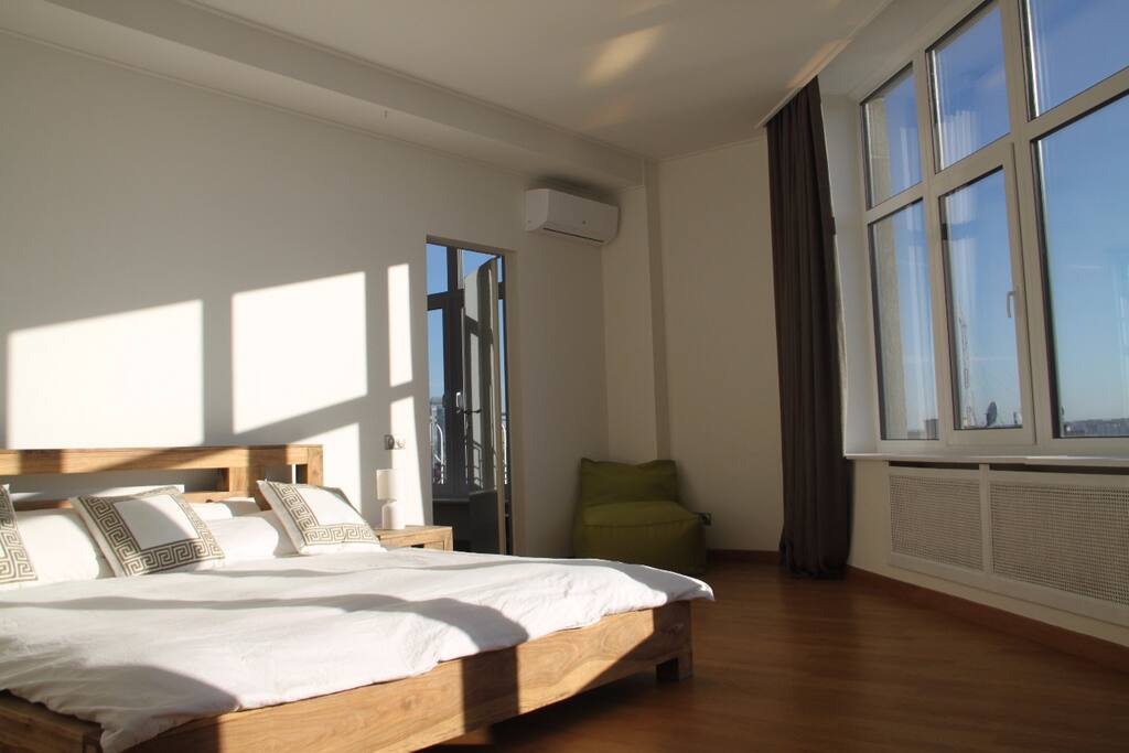 25m2 bedroom with Kingsize bed and breathtaking panaromic view on central Kiev