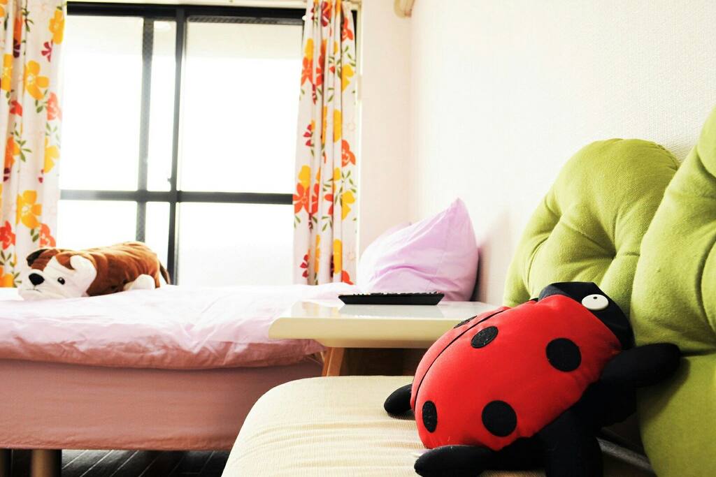 It is a very bright room going to Kaai very much.
Even two people are one, but can stay comfortably.