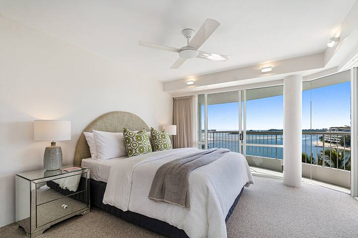 Alluring Riverside Penthouse gallery image 3