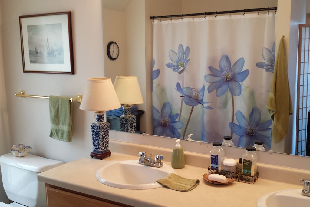 Spacious, full bathroom.