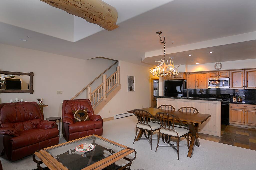 Open kitchen & dining area