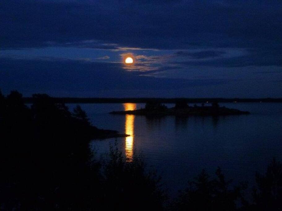 Utsikt från verandan samt sovrum i storstugan.