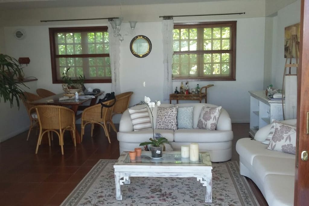 Sala de estar da casa de frente para a piscina, é composta por outra cozinha completa com 1 geladeira e um freezer