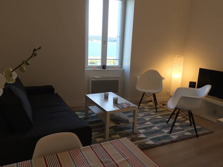 Meza ya kulia na mwonekano wa sehemu ya kukaa
