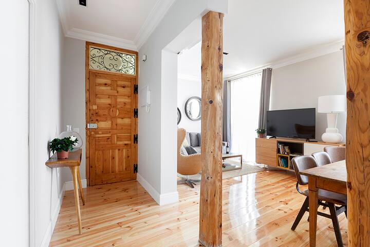 Design apartment with 2 bdrs in the center. 2B. gallery image 3