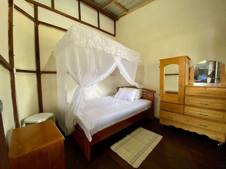 Dormitorio con una cama matrimonial de 2 plazas