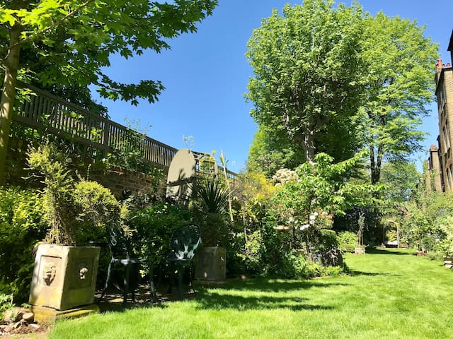 Riverside apartment with award-winning garden