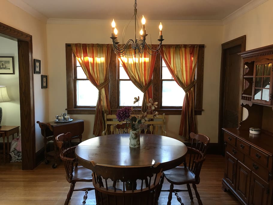 Dining Room - table expands to seat 8
