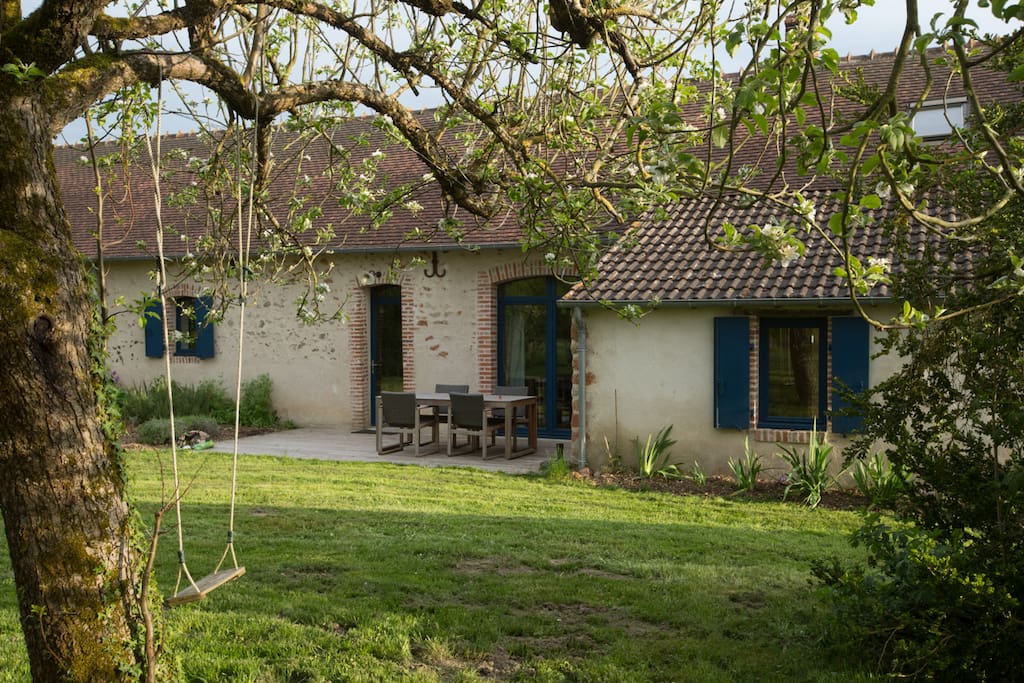 L'arrière la maison donne sur un grand jardin