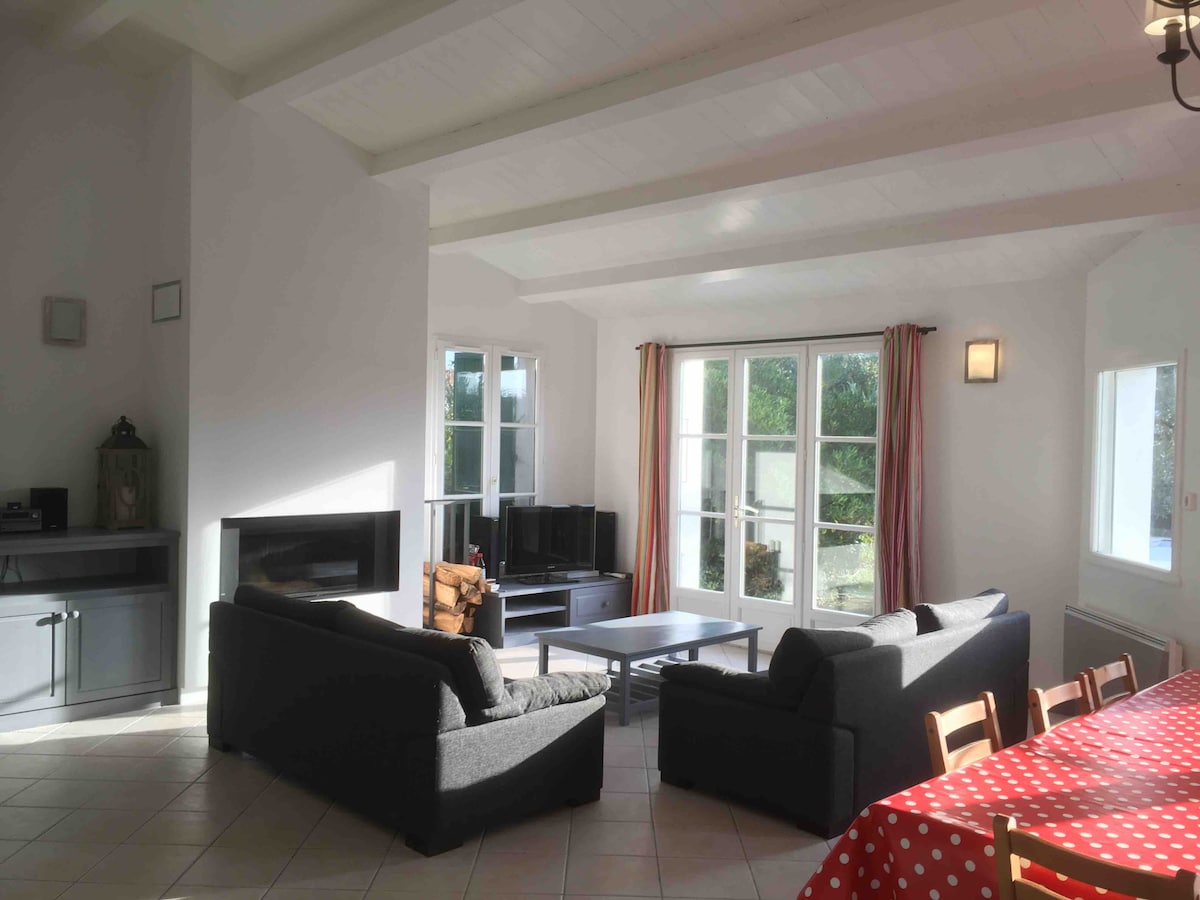 Popular Airbnb listing: Arthniels: Bright home/heated pool in Sainte Marie De Ré