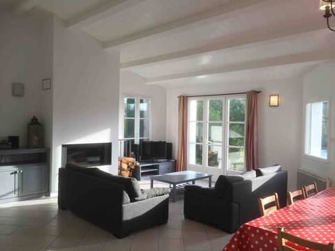Annonce Airbnb populaire: Arthniels: Bright home/heated pool à Sainte Marie De Ré