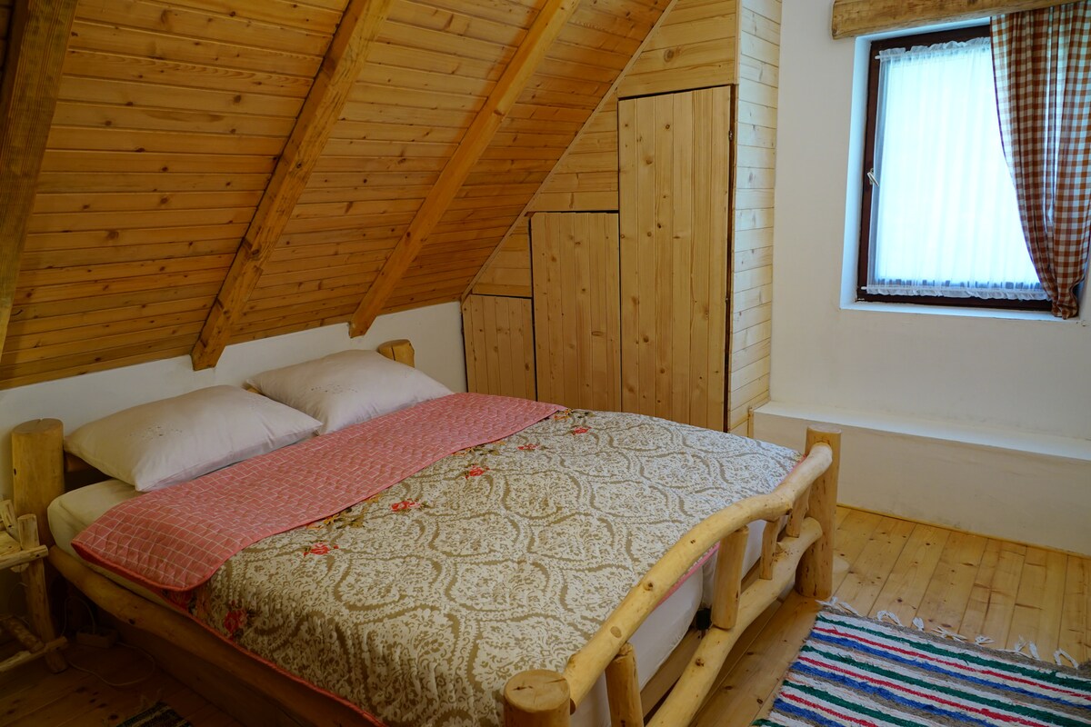 главна спална соба со брачен кревет 160x200