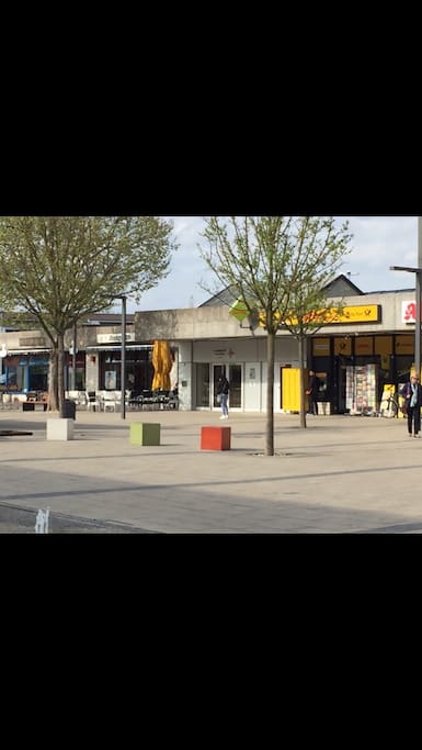 Post , Apotheke, Eiscafé , Café und Bäckerei, Ärztehaus,
Kino