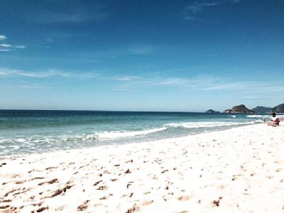 Praia da Reserva em frente ao condomínio.