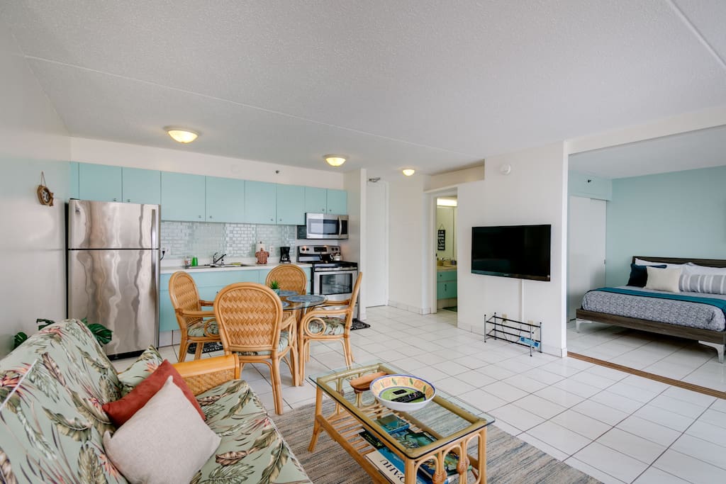 1 Bedroom 1 Bathroom 1 FREE PARKING unit in E. Waikiki. The unit can accommodate up to 6 guests. 1 Queen Bed & 1 Full Bed in the Bedroom and 1 Full Sofa Bed in the living room. 533 living sqft. & 67 sqft. Lanai(Balcony) over looks partial Ocean View & City View from 26th Floor.