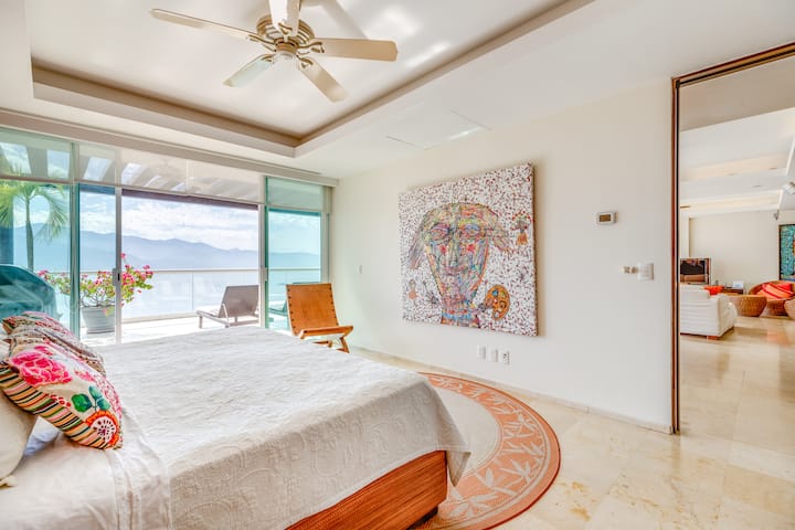 Suite parentale au premier étage. La porte s'ouvre sur le salon. 