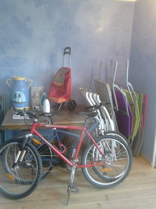 Matériel à disposition: vélos,transats...