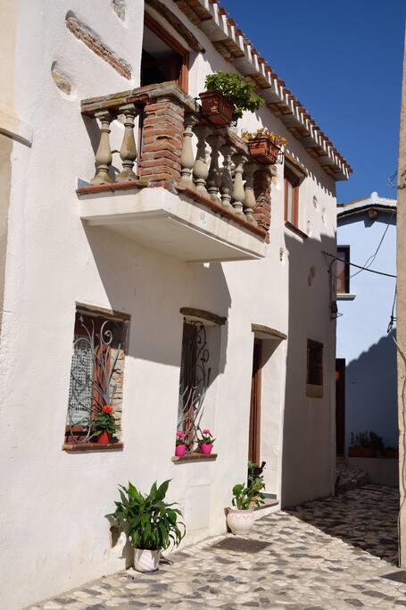 Facciata con caratteristico balcone vista mare