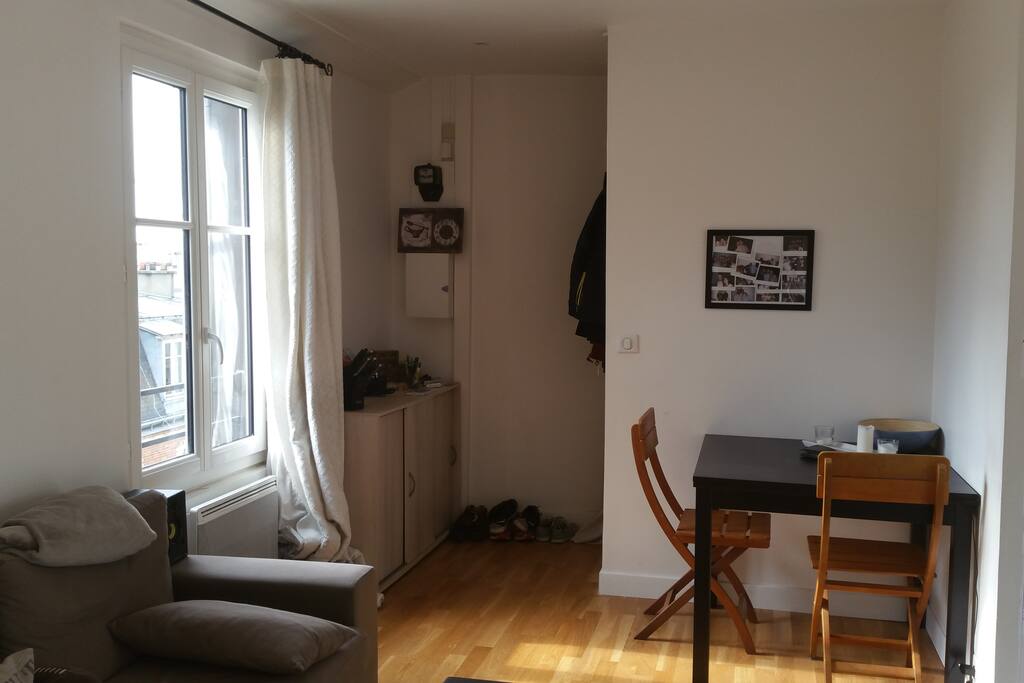 Une table disponible (extensible jusqu'à 8 personnes)