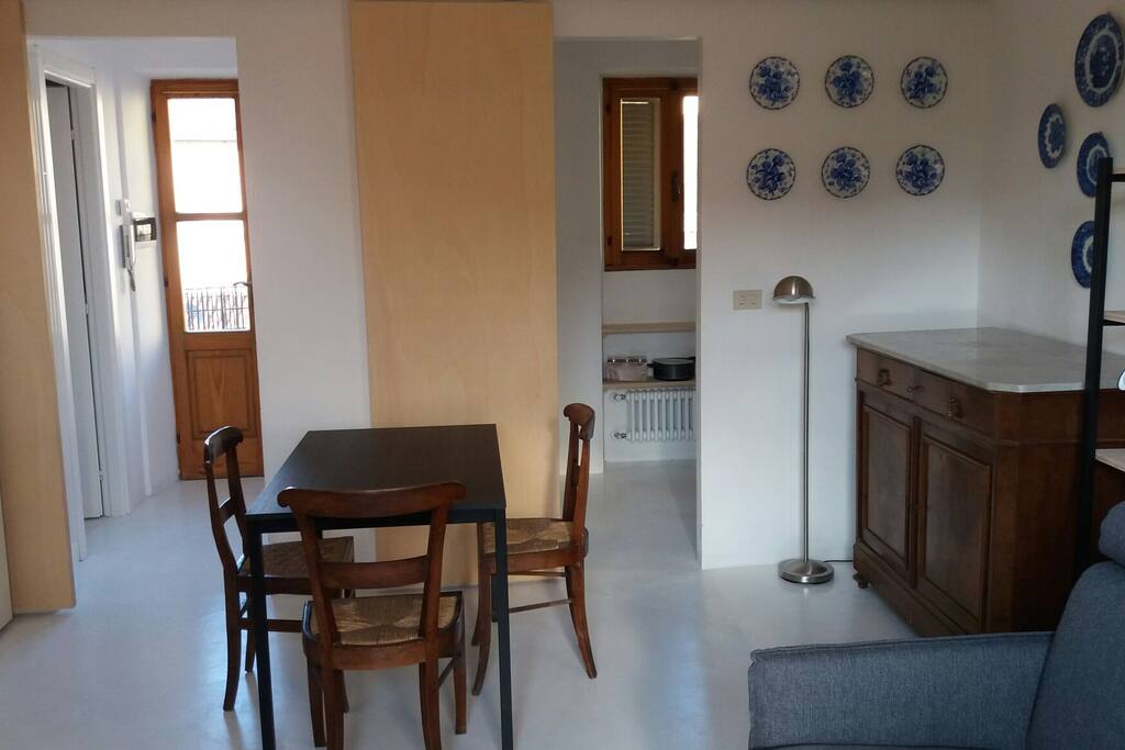 La porta d'accesso e la cucina.
