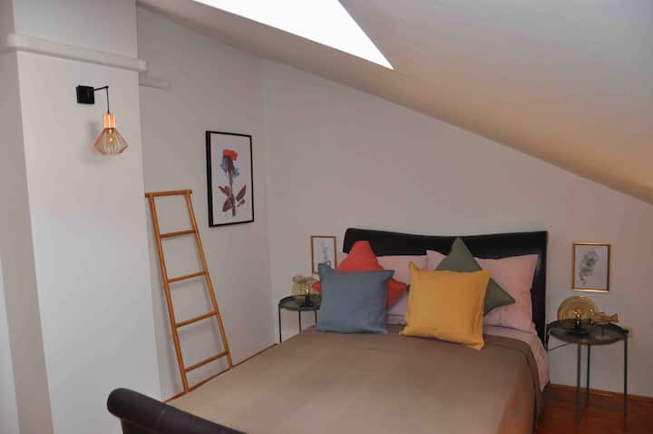 DORMITORIO CON CAMA DE MATRIMONIO, ARRIBA