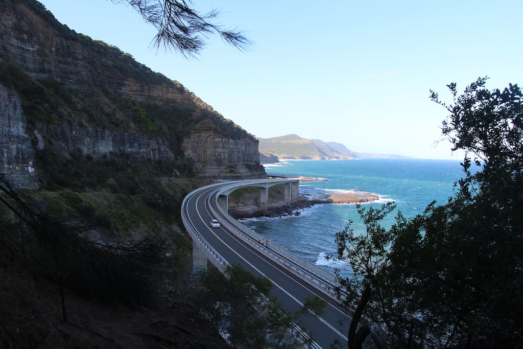 Famous Sea Cliff Bridge 15 Mins Walk
