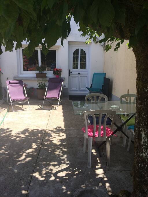 Terrasse donnant sur jardinet et espace parking privatif.