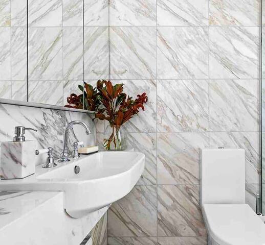 Beautiful 4-Bedroom, Minutes from Albert Park Lake gallery image 5