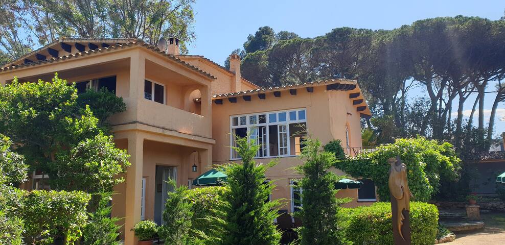 Unique house and garden at 45 m. of the beach. BE. gallery image 2