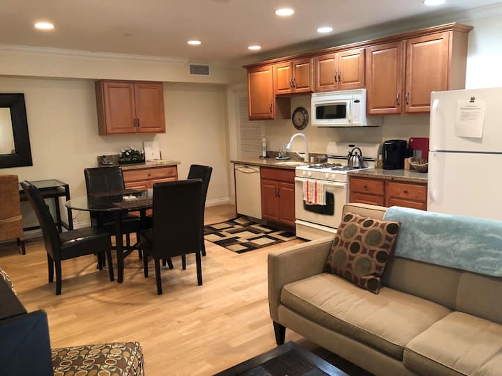 Charming Beverly Hills Guest House With Parking - Beverly Hills, CA