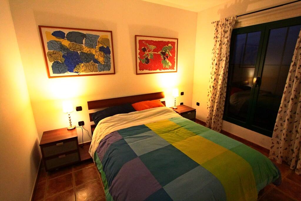 la camera e il letto illuminazione soffusa