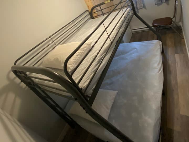 Chambre 2 : lits superposés avec matelas doubles et jumeaux