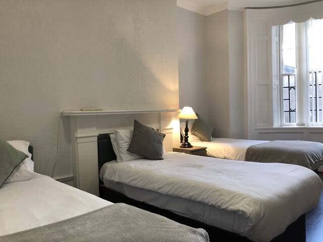 Bright Central Triple Room with Breakfast