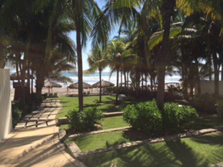 Club de playa exclusivo para el condominio, a distancia caminable (unos 400 metros) o en el carrito de golf del condominio