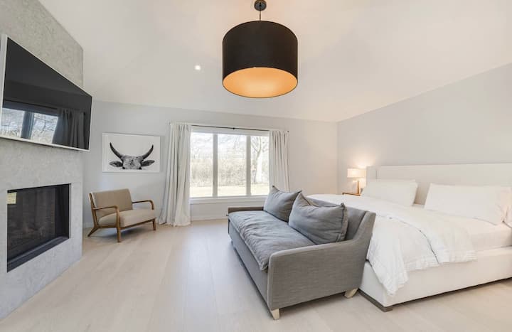 Dhomë gjumi kryesore me televizor dhe dollapë të mëdhenj 