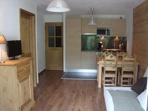 Popular Airbnb listing: Cozy nest with hot tub in the heart of the village in Saint Lary Soulan