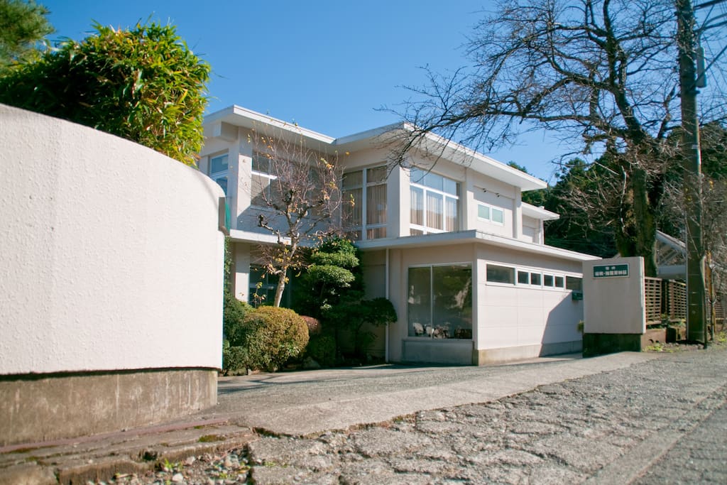 We're standing just one minute walk from Naka-Gora cable car station. Easy to be found.