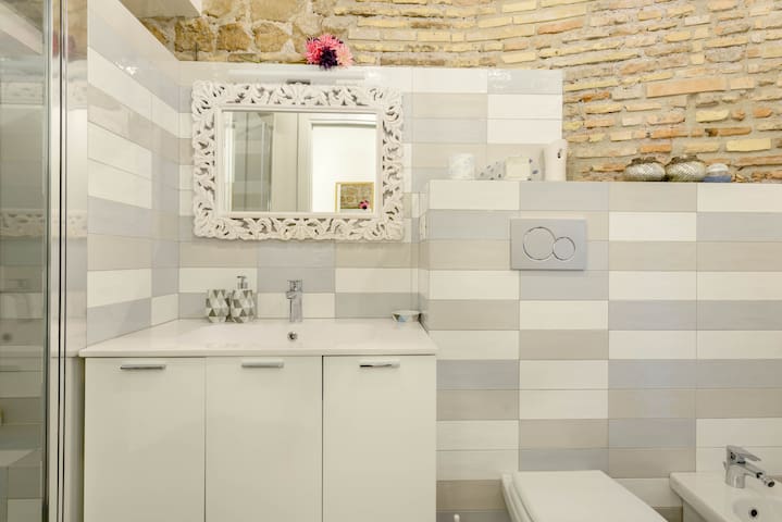 Charming Historic Apartment near the Spanish Steps gallery image 5