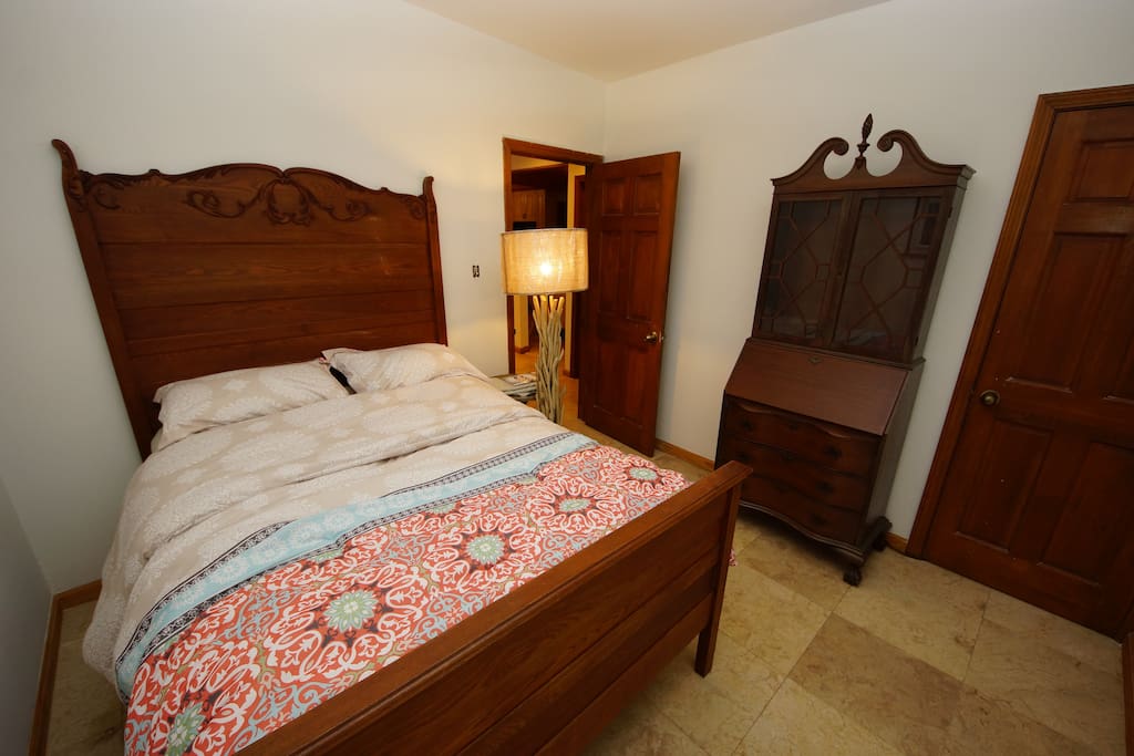 Bedroom Full bed.
