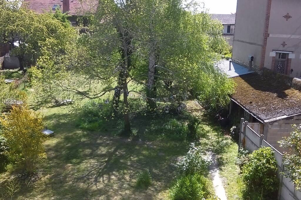Grand jardin avec transat et possibilité de faire un barbecue