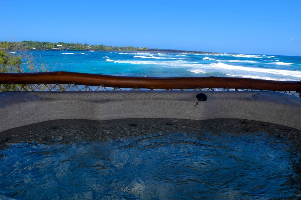 Hot tubbing and ocean gazing? Sign me up!