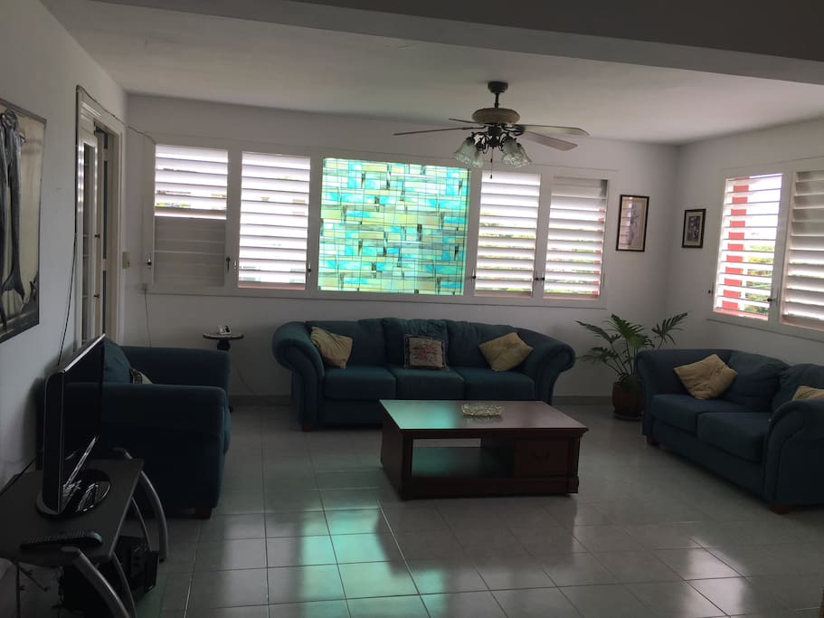 Vista de la sala. Cómoda y acogedora habitación donde puede conversar, ver TV y compratir con sus familiares y amigos
