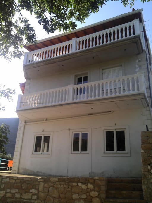 La casa vista da fuori (Outside of the house)