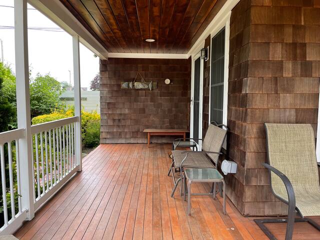 Newport/Middletown Beach House .3 mi to 1st beach! gallery image 3