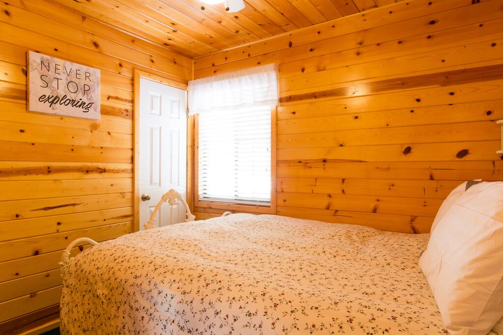 Green Valley Lake, Get Lost Inn 2, steps to water! Cabins for Rent in Green Valley Lake