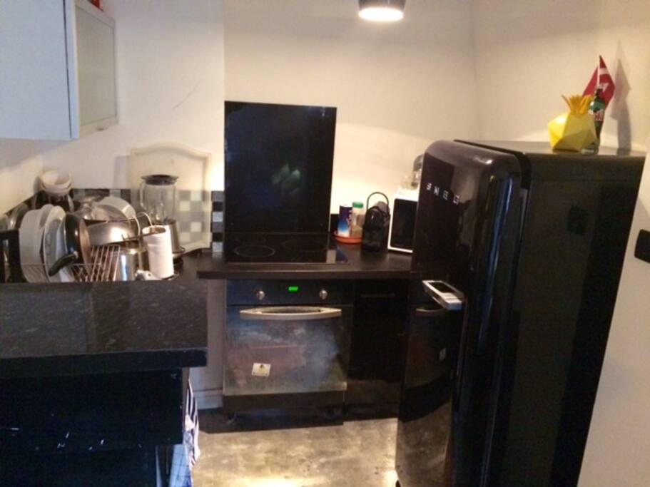 Cuisine US équipée :
Frigo SMEG, bar, four...