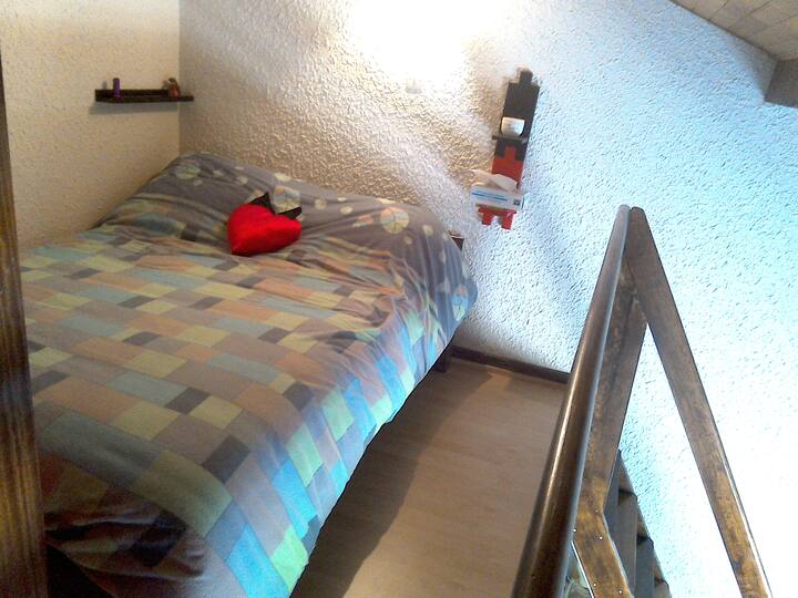 Легло на мезанина