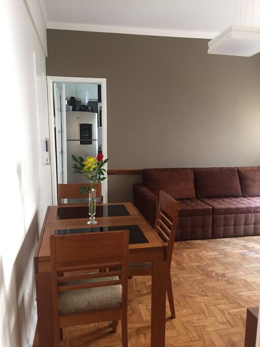 Aconchegante sala com mesa retrátil