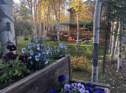 Private home with hot tub located near DNP.